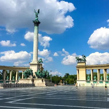 Art Deco Grand Large Livingroom Area , Fireplace Next Hero Square And Park Apartment Budapest