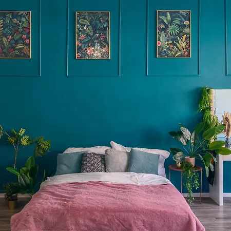 Art Deco Designer At Park With Spacious Livingroom